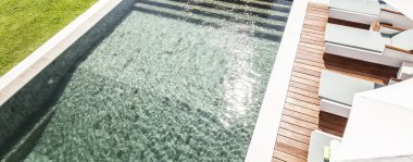 Güzel açık havuz yan