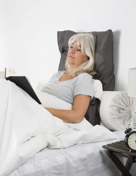 Vrouw leest — Stockfoto