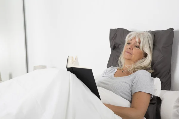 Woman reading — Stock Photo, Image