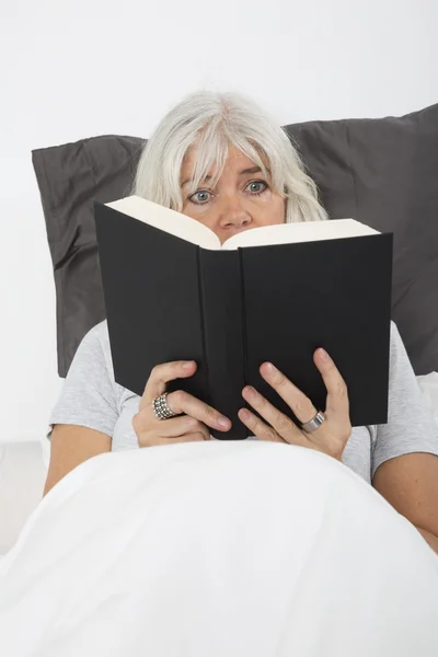 Mulher absorvida pelo livro — Fotografia de Stock