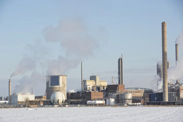 Gebäude der chemischen Industrie im Winter — Stockfoto