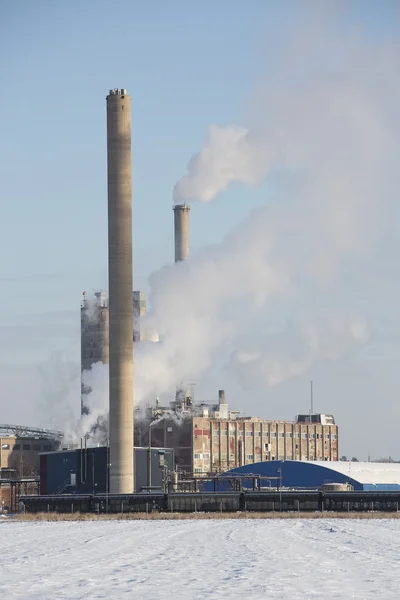 Chemische industrie gebouw in de winter — Stockfoto