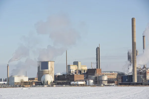 Здание химической промышленности зимой — стоковое фото
