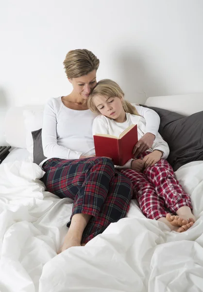 Мати і дочка читають — стокове фото