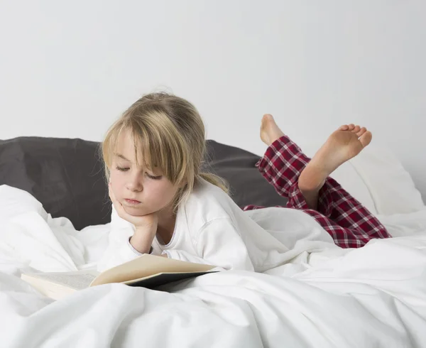 Jong meisje dat een boek leest — Stockfoto