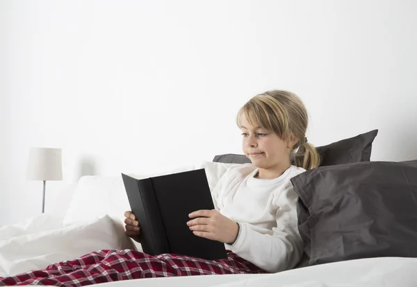 Jong meisje dat een boek leest — Stockfoto