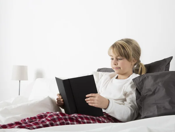 Young Girl Reading a book — Stock Photo, Image