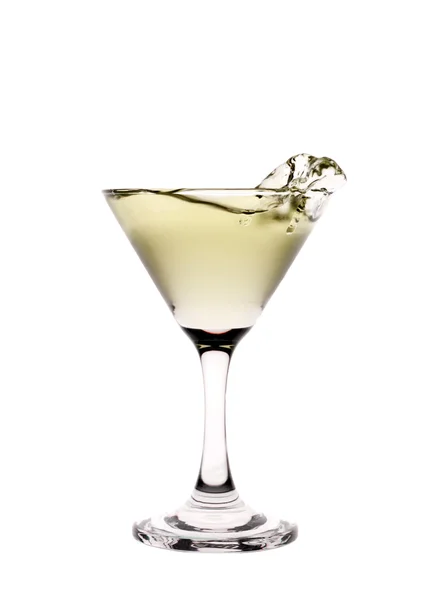 Sarı sıvı sıçramasına üzerinde beyaz bac izole bir martini cam Stok Fotoğraf