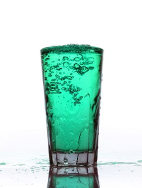 Turkuaz limonata üzerinde beyaz backgrou izole sıçramasına cam