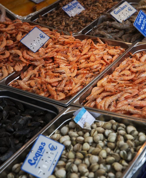 Gran grupo de camarones y mejillones en el mercado de mariscos en Pari — Foto de Stock