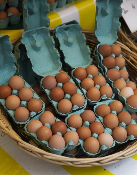 Gran grupo de huevos marrones en el mercado de París —  Fotos de Stock