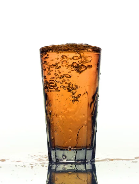 Vaso de salpicadura limonada naranja aislada sobre fondo blanco — Foto de Stock