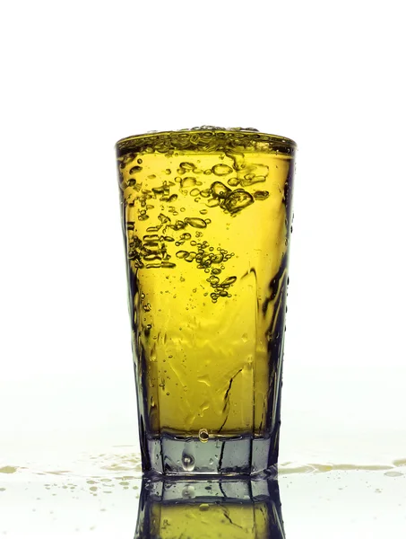 Verre d'éclaboussures limonade jaune isolé sur fond blanc — Photo