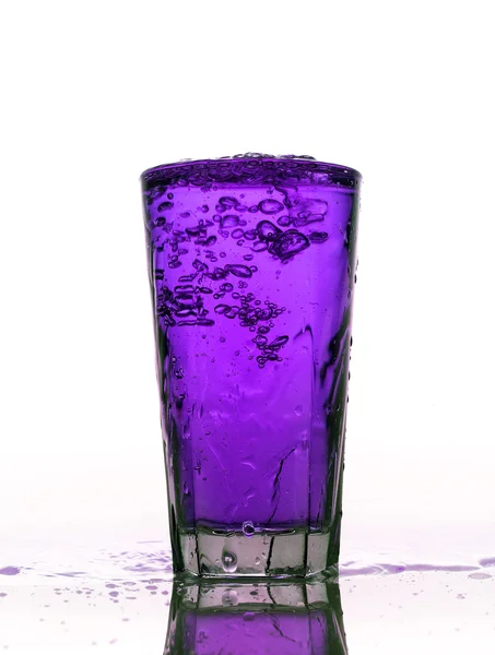 Copo de limonada roxa salpicante isolado sobre fundo branco — Fotografia de Stock