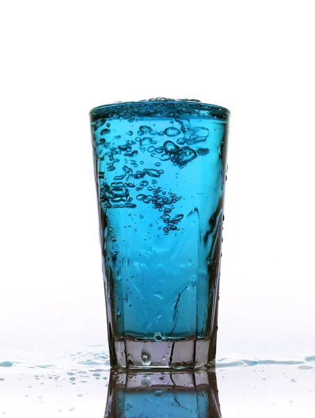 Glas spritzende tblaue Limonade isoliert auf weißem Hintergrund — Stockfoto