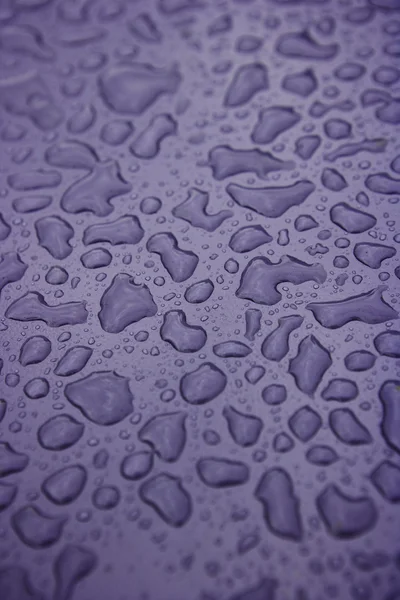 Quadro completo de gotas de água no fundo roxo — Fotografia de Stock