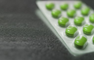 Vakumlu Ambalaj yeşil ilaç hap yakın çekim