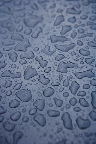 Quadro completo de gotas de água no fundo azul — Fotografia de Stock