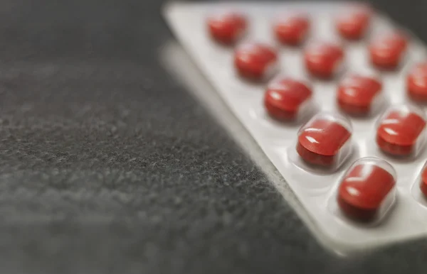 Envase de blister de píldoras de medicina roja —  Fotos de Stock