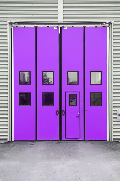 Fioletowy drzwi garażowych w budynku magazynu — Zdjęcie stockowe