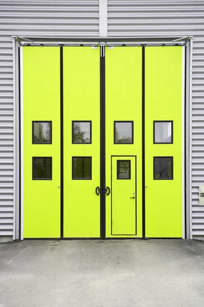 Porta del garage gialla su un edificio di magazzino — Foto Stock