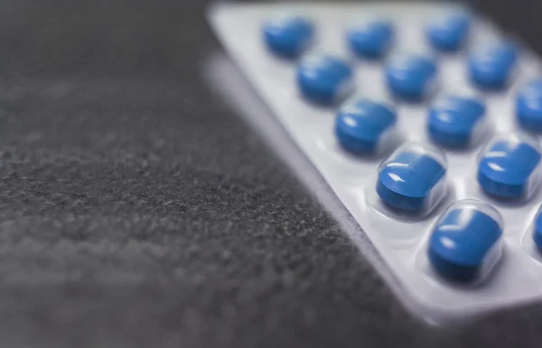 Blisterverpakking van pillen blauwe geneeskunde close-up — Stockfoto