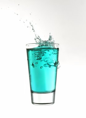 Splash bir cam turkuaz limonata
