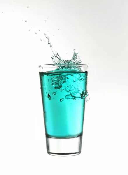 Salpicadura en un vaso de limonada turquesa — Foto de Stock
