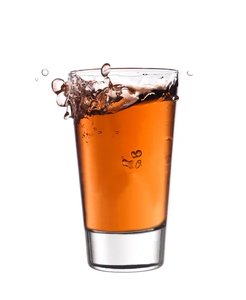 Plons in een glas rode limonade — Stockfoto