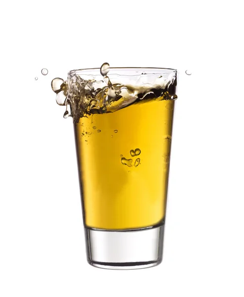 溅在一杯黄色柠檬水中 — 图库照片
