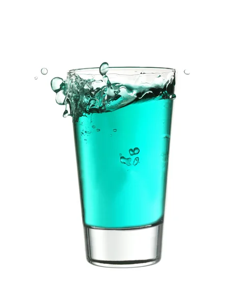 Spritzer in einem Glas blauer Limonade — Stockfoto