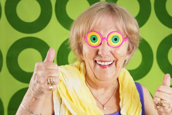 Divertida abuela con gafas falsas — Foto de Stock