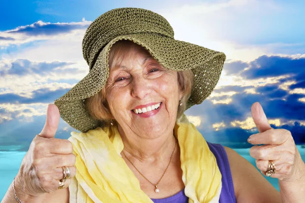 Senior woman at the beach — Stock Photo, Image