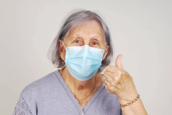 Happy Masked Senior Woman Thumb Receiving Covid Vaccine — Stock Photo, Image