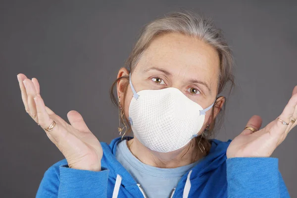 Kvinna Med Mask Lyfta Händerna Hantera Pandemisk Coronavirus Covid — Stockfoto