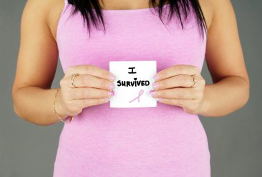 vrouw overlevende met papier