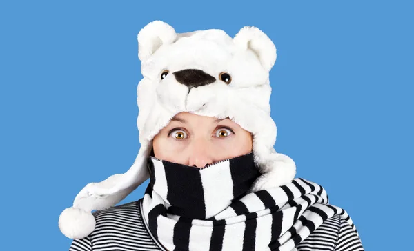 Komik ayı şapkalı kadın — Stok fotoğraf