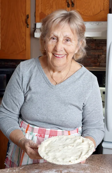 Oma backt Fleischkuchen — Stockfoto