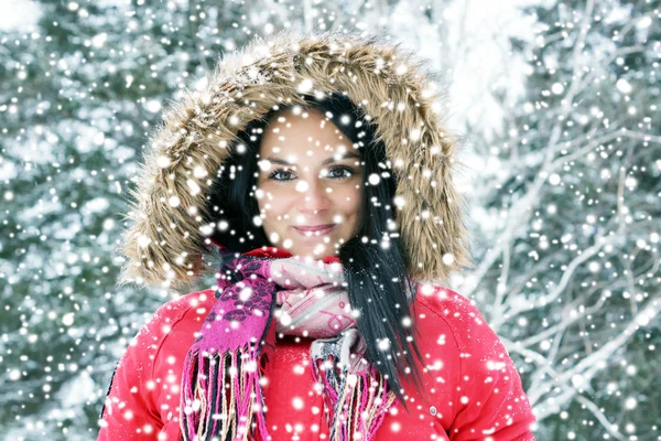 Junge Frau im roten, schweren Schnee — Stockfoto