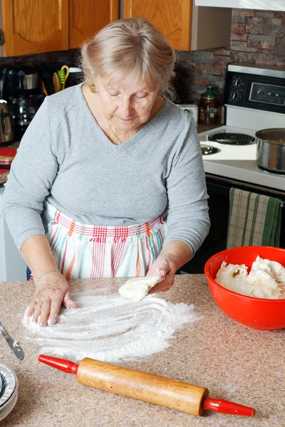 Starší žena dělat koláč — Stock fotografie