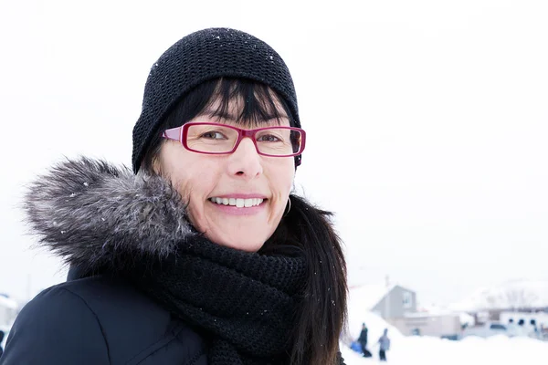 Retrato de inverno de mulher de meia-idade — Fotografia de Stock