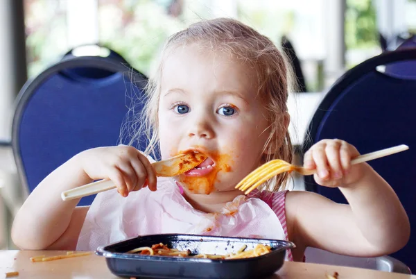 Niña cubierta de salsa de tomate — Foto de Stock