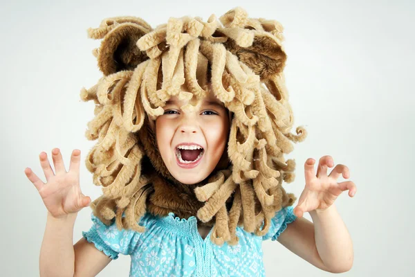 Bambina con criniera di leone — Foto Stock