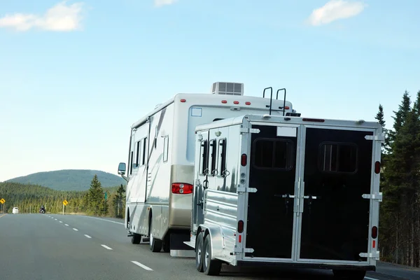 Autocaravana en la carretera — Foto de Stock