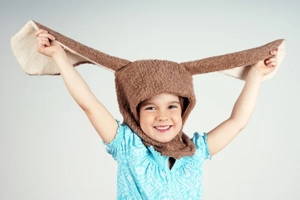 Bambina con costume da coniglio — Foto Stock