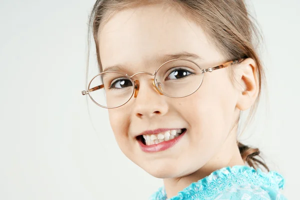 Petite fille blonde avec des lunettes — Photo