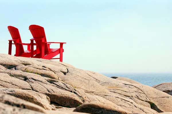 在海边的红椅子 — 图库照片