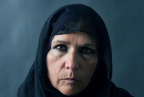 Dramatisches Porträt einer muslimischen Frau — Stockfoto