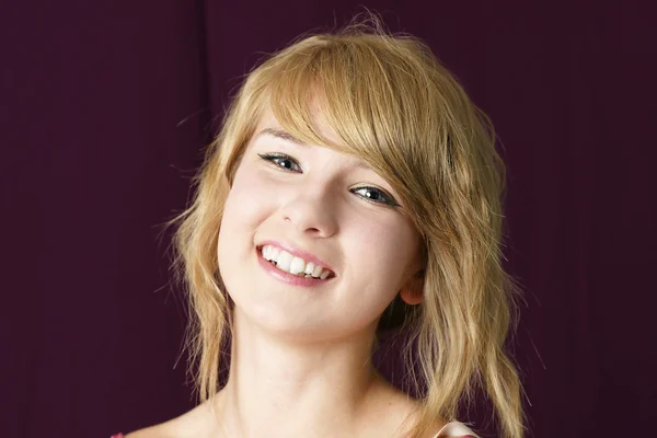 Naturel fille blonde souriant — Photo