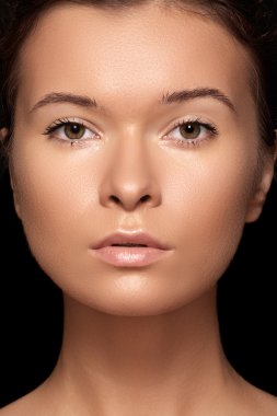 Güzel bir kadın modeli yüzü temiz cilt ile portresi. Doğal Cilt Bakımı Güzellik, temiz yumuşak deri